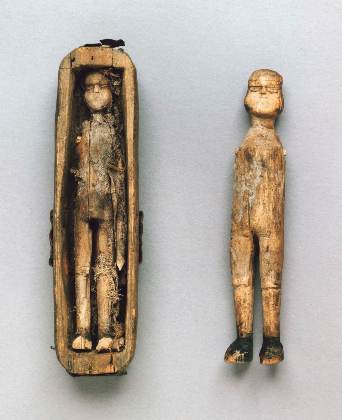 Деревянная кукла одна из первых игрушек впр. Деревянная кукла. Древние игрушки. Старые деревянные куклы. Старинные деревянные куколки.
