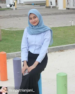 Hijabers cantik Ririn Putri Anjani