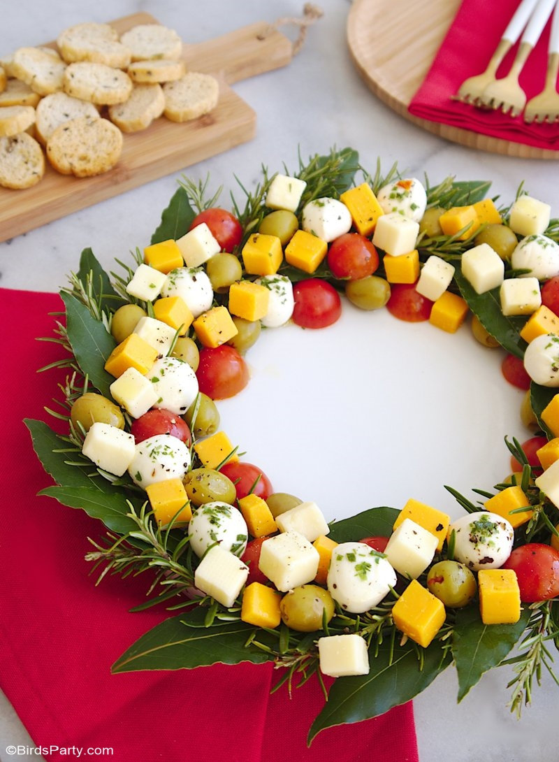 Apéritif Plateau de Fromage Couronne de Noël - une recette sans cuisson, facile et rapide à faire pour épater vos invités lors des fêtes de fin d'année! by BirdsParty.com @birdsparty #apero #recetteapero #recettefindannee #recettenoel #aperonoel #aperitifdinatoire