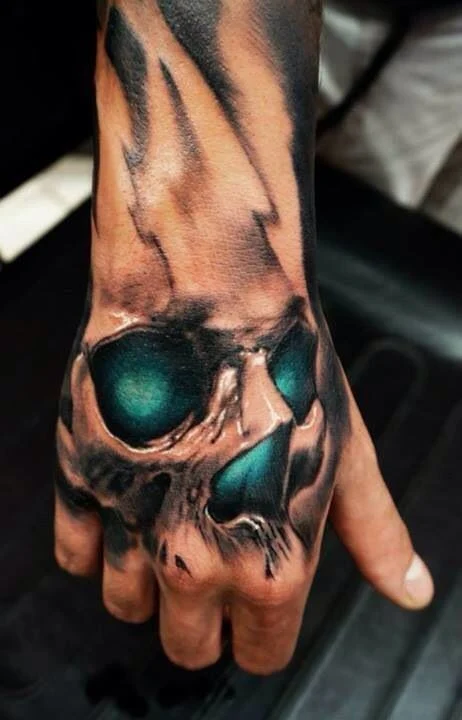 vemos un tatuaje en la mano