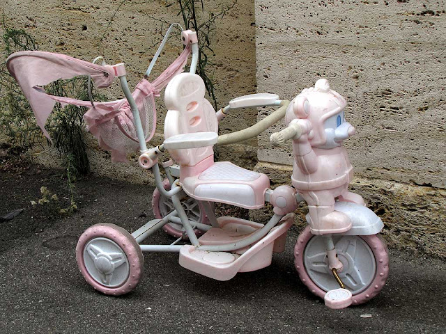 Triciclo rosa abbandonato, via dei Lanzi, Livorno