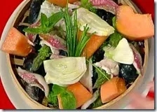 Pinzimonio estivo di frutta e verdura con pesce al vapore