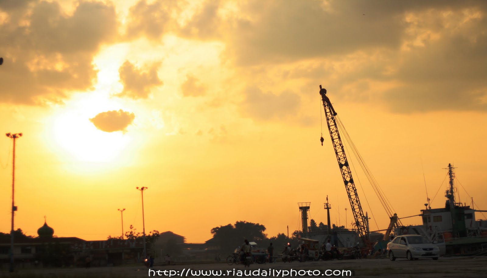 The atmosphere of sunset at the harbor  RIAU DAILY PHOTO