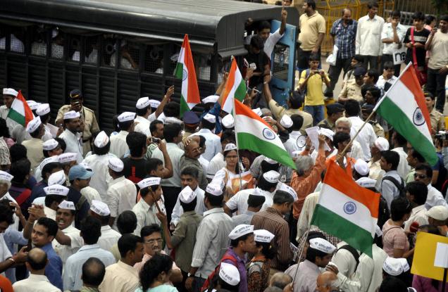 Anna Hazare Supporters Crowd in Delhi