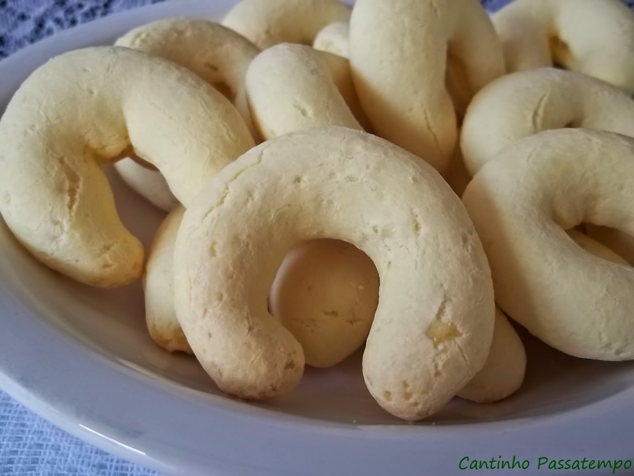 Receita de Biscoitos de polvilho doce (igual sequilhos) Tudogostoso