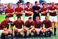 A. C. MILAN - Milán, Italia - Temporada 1967-68 - Lodetti, Santin, Malatrasi, Belli, Rivera y Schnellinger; Sormani, Anquilletti, Golin, Trapattoni y Hamrin - AURORA PRO PATRIA 0 A. C. MILAN 3 (Hamrin 2 y Mora) - 22/08/1967 - Partido amistoso - Busto Arsicio, Italia, estadio Comunale - Con Nereo Rocco de entrenador, el Milán se proclamó campeón de Italia por novena vez, dominando plenamente en la segunda mitad del campeonato, totalizando nueve puntos de ventaja sobre su más cercano seguidor