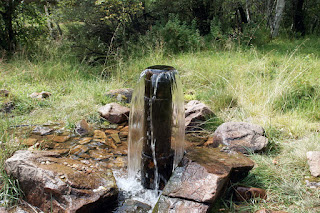 Фонтанирующая вода из артезианской скважины