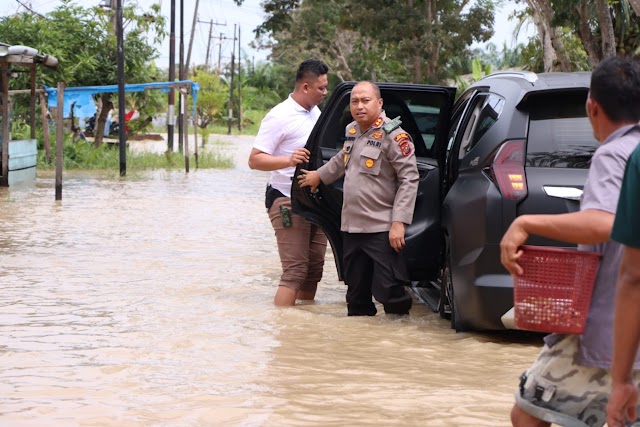 Kapolres Sergai AKBP Dr Ali Machfud Turun Langsung Berikan Sembako Korban Banjir