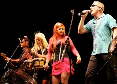 Foto de integrantes de The B-52S en concierto