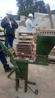 MAQUINA DE PROCESSAR ENTULHOS EM TIJOLOS RECICLADOS