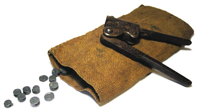 Punzonatrice, piombini e sacchetto I sacchi contenenti la giocata, sigillati dai piombini, venivano mandati direttamente all’Intendenza di Finanza.