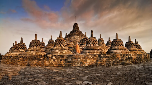 Kiến trúc tổng quát của đền Borobudur có thể chia làm ba phần từ thấp lên cao, tượng trưng cho ba cảnh giới của cõi Ta-bà: Kamadhatu (Dục giới), Rupadhatu (Sắc giới) và Arupadhatu (Vô sắc giới).