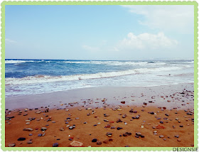 Strand mit Kieselsteinen