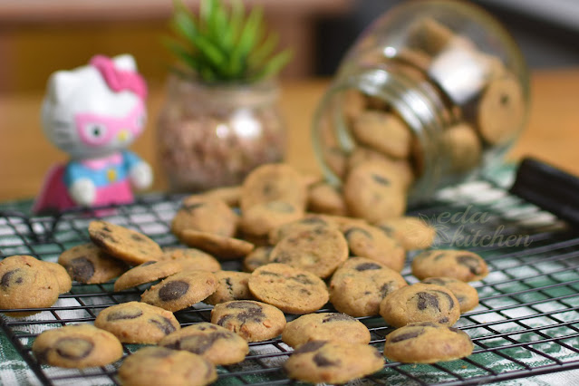 Biskut Coklat Chip, cookies,coklat chip,chocolate chips,biskut,biskut famous amos,coklat cookies,biskut untuk anak-anak,biskut hari raya,biskut raya,biskut raya 2023,biskut coklat chip rangup,cara buat biskut coklat chip sukatan cawan,biskut sukatan cawan,resepi biskut coklat chip,resepi biskut mudah,resepi coklat chip sukatan gram, ida nursuri, eda  nursuri, eda kitchen