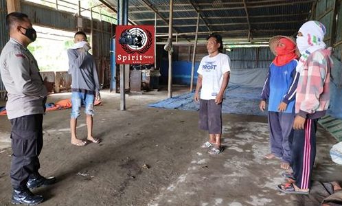 Sambangi Warga Yang Sedang Beraktifitas Bhabinkamtibmas Desa Sanrobone Berikan Himbauan Jangan Percaya Hoaks