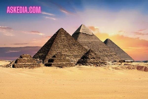 أهرامات الجيزة - مصر ( تم بناء الاهرامات منذ أكثر من 4500 عام - وهي من بين أقدم وأشهر معالم مصر القديمة )
