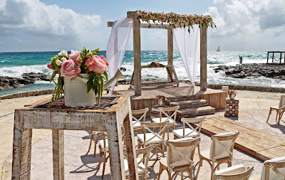 Ceremonia en la playa, con tarima como pasillo nupcial