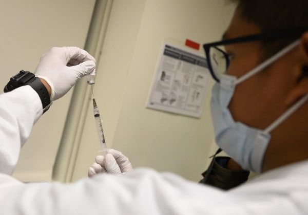 Mesmo com a vacina, cientistas estimam que EUA levarão 400 dias para vencer o coronavírus