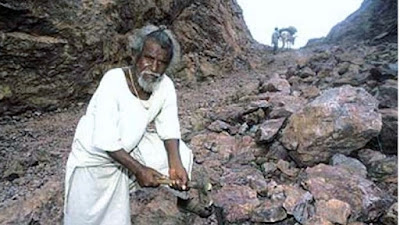 mauntain man dashrath manjhi at his work