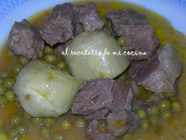 carne guisada con pimientos verdes y alcachofas