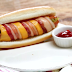 Hotdog phô mai và thịt hun khói cuộn xúc xích