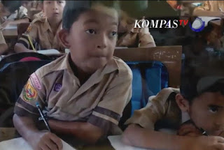 Tak hanya gigih bersekolah, besar dengan kasih sayang dan dorongan semangat orang tua asuh Dadan dan Pipin membuat Adul tidak merasa rendah diri dengan kondisinya. Adul dengan percaya diri bergaul seperti biasa dengan anak-anak seumurannya. Hal inilah yang mungkin membuat teman-temannya tidak merasa Adul berbeda dengan mereka.