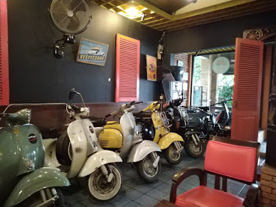 Deretan scooter dalam Kedai Kopi Tuli, Depok