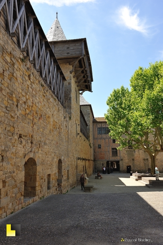 Valérie Blachier sous les hourds de la tour des casernes dans la cour d'honneur du château de Carcassonne photo pascal blachier