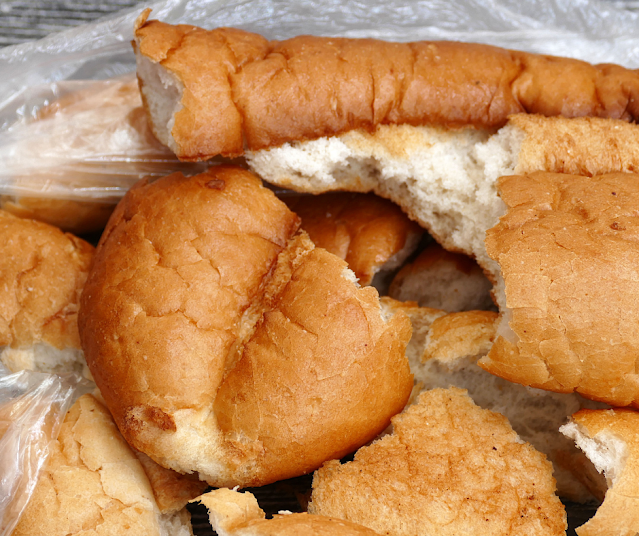 Ne jetez plus le pain rassis, voici l'astuce des boulangers pour les rendre croustillants à nouveau