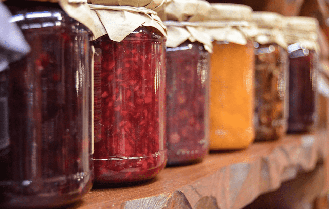 Cuando las verduras sanas se cocinan a fondo para destruir los fermentos, y luego se sellan en latas mientras están calientes, pueden mantenerse durante mucho tiempo sin ningún deterioro material del valor nutritivo