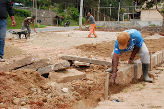 Trabalhadores da Prefeitura fazem serviço de nivelamento do terreno para reforma da Praça do Cruzeiro, em Vieira