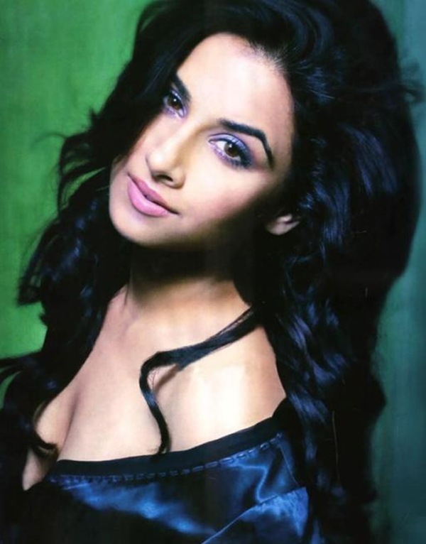 Bollywood-hot-actress-Vidya-Balan-sexy-boobs-navel-cleavage-Show