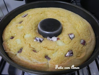Bolo macio, úmido, de milho verde, fubá e requeijão catupiry