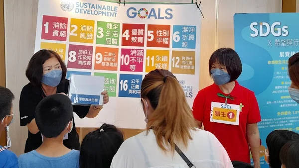 ▲大西國小老師介紹SDGs的各項指標。（記者林明佑翻攝）