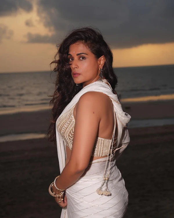 richa chadha white saree navel fukrey actress