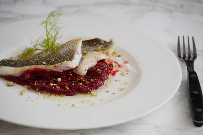 Lubina con pesto de remolacha y pistacho