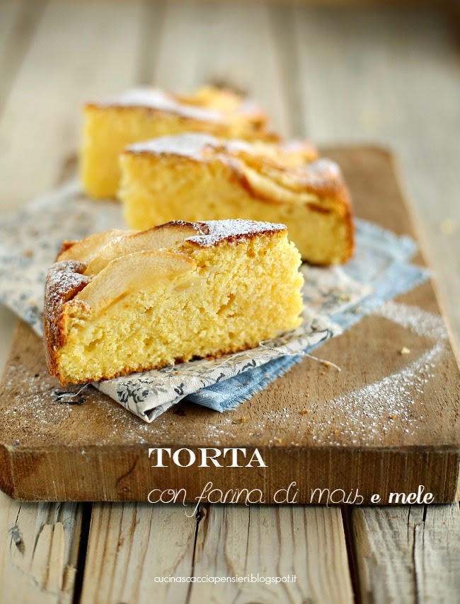 Torta con farina di mais e mele