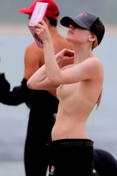 Avril Lavigne flagrada fazendo topless em praia privada 2011