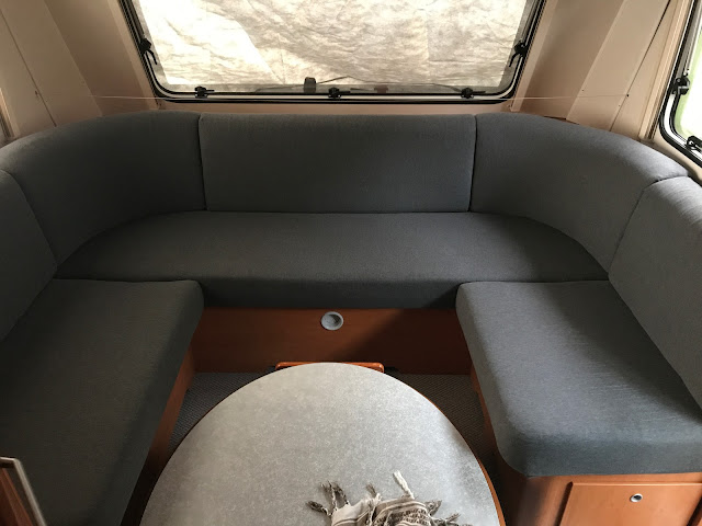 Wohnwagen LMC Favorit 495 P, Sitzpolster mit Bündchenstoff neu bezogen