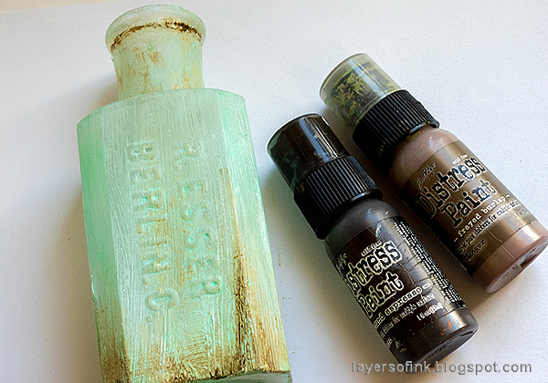 Layers of ink - Altered Vintage Bottle Tutorial by Anna-Karin Evaldsson.