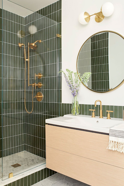 banheiro sob medida moderno verde com espelho redondo