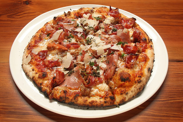 Carne Grande Pizza at IL DESCO in Jacksonville Fl