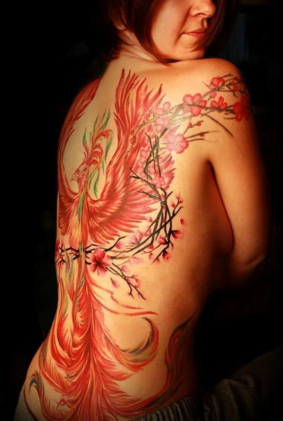 tatuaje de Ave Fenix En Mujer