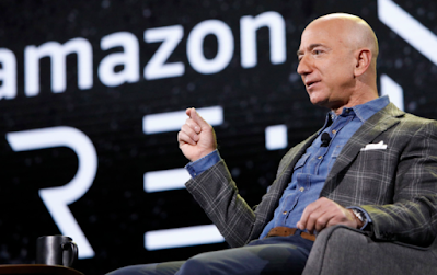 Orang Terkaya Dunia Jeff Bezos Terbang ke Luar Angkasa saat Idul Adha