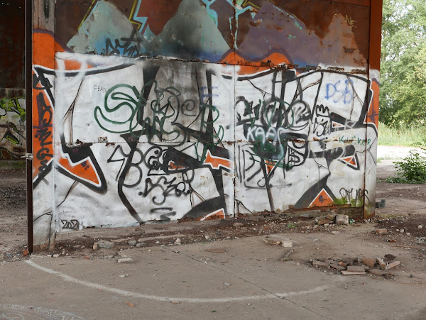 Verlaten gebouw met graffiti