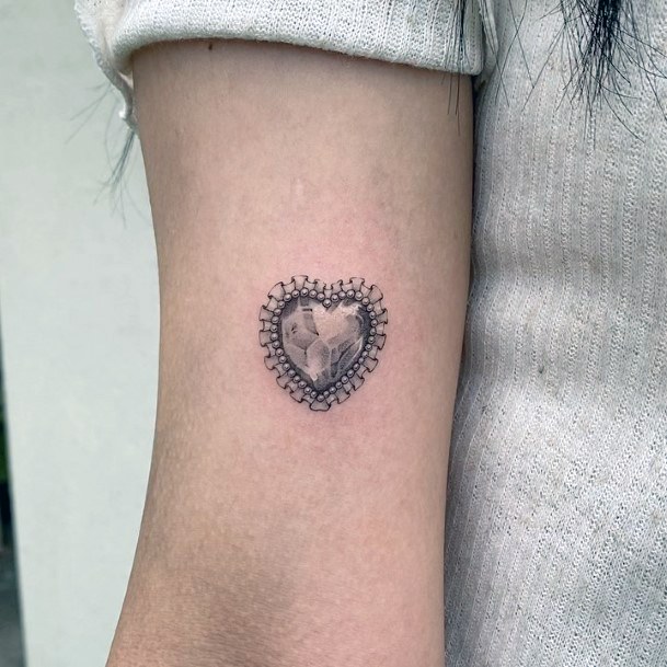 30 ideias de tatuagens de pingente para mulheres que amam joias