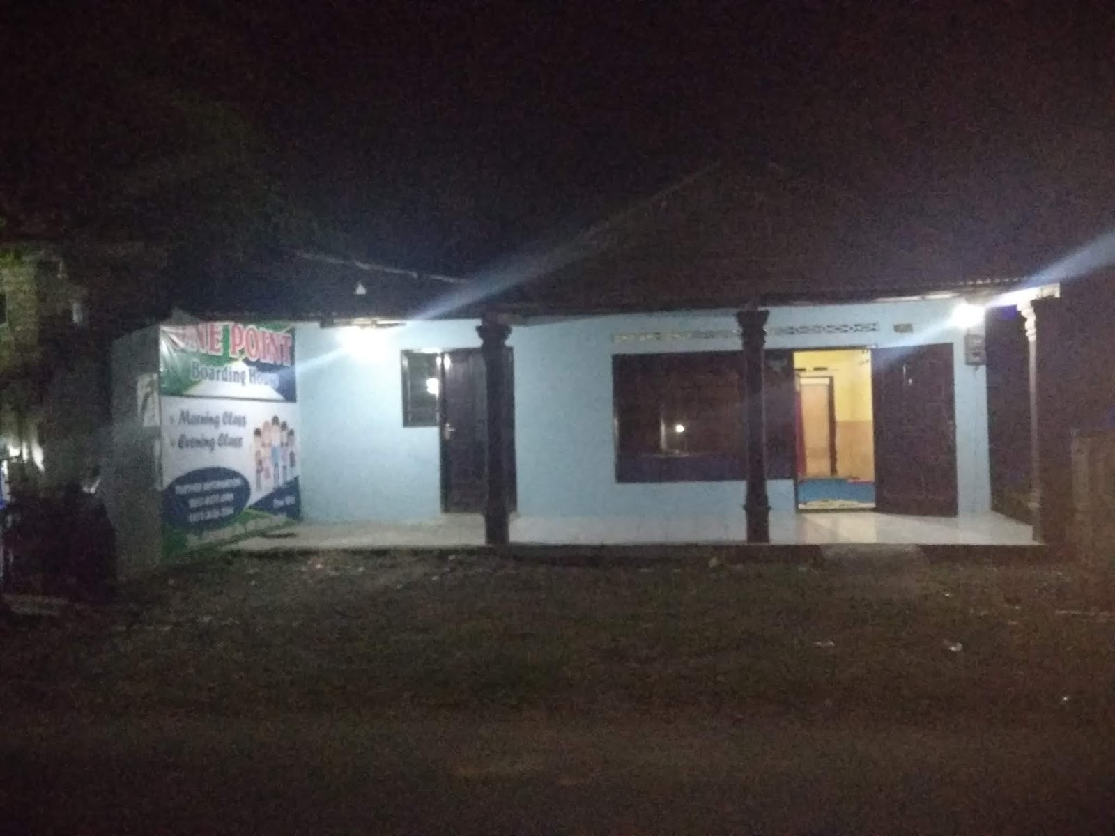 Namun beberapa kost yang ada di Kampung Inggris tidak menggunakan ranjang untuk alas kasurnya Dan WIFI