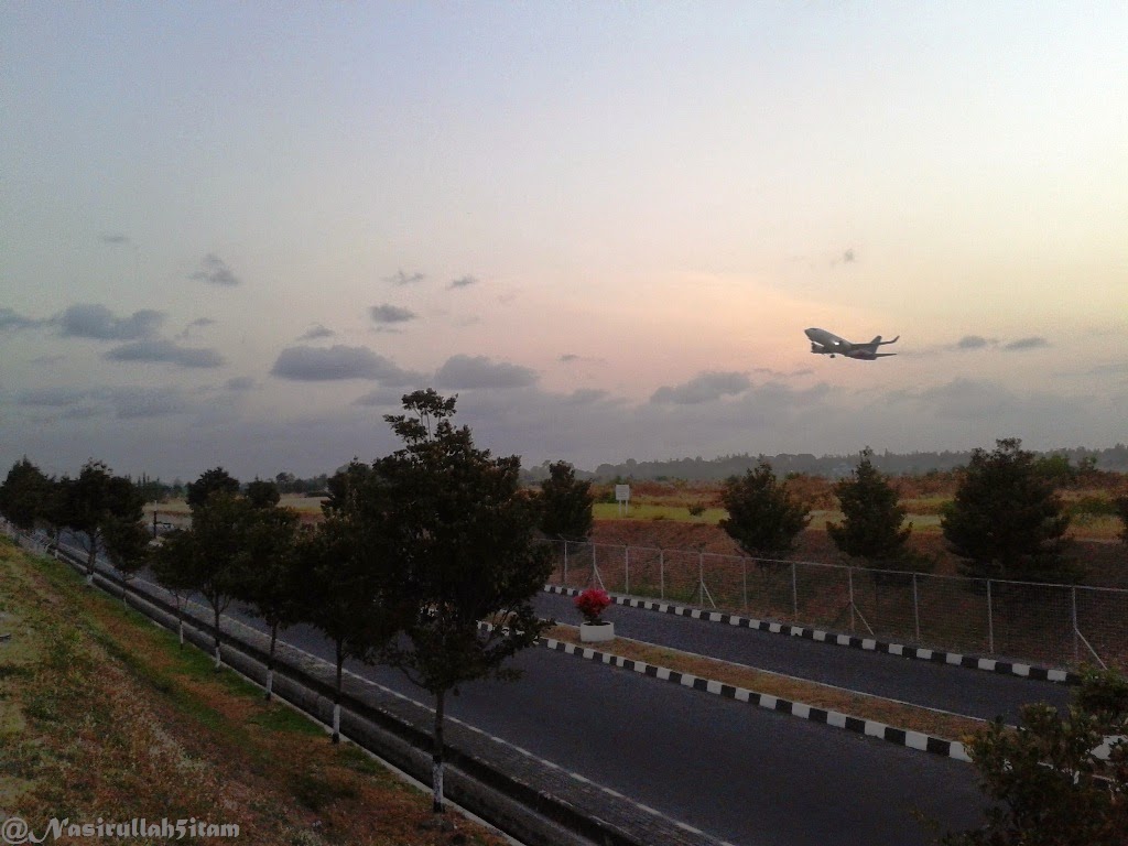 Pesawat sedang take off dari bandara Adi Sucipto, Yogyakarta