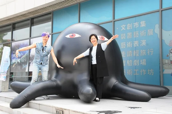 ▲彰化縣長、展出者與作品合影。 （彰化縣文化局提供）
