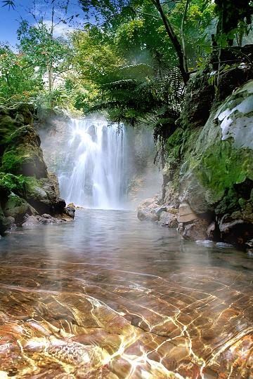 Tempat Wisata Berendam Kolam Pemandian Air Panas Ciater 